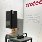 De SpeedMarker 330 combineert een compact ontwerp met industriële markeerprestaties. Het lasersysteem voldoet aan laserklasse 2 en maakt daarmee een veilige werking mogelijk zonder aanvullende veiligheidsmaatregelen.