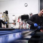 Zij-instromers en nieuwkomers zonder technische achtergrond worden tijdens het Voorschakeltraject Metaal ondergedompeld in de basis van het metaalvak. (Foto Michiel Rotgans)