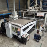 De Eagle vlakbedlaser is gekoppeld aan het automatische platenmagazijn van De Cromvoirtse. Deze integratie is grondig voorbereid en mede door de goede samenwerking met Kasto, de leverancier van het magazijn, in een vlot tempo succesvol gerealiseerd.