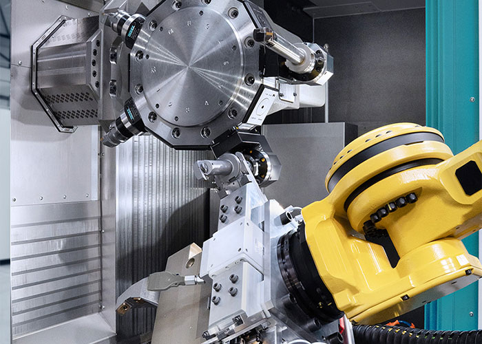 De aan het Index G220-draaifreescentrum gekoppelde iXcenter L heeft een robot die automatisch gereedschappen in de revolver kan wisselen.