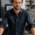Deelnemers aan het strategisch leiderschapsprogramma onderzoeken hun rol als leider, hun sterke punten en de situaties waarin zij vastlopen. Ook brengen zij in beeld wat goed gaat binnen hun bedrijf, waar spanning zit en welke keuzes nodig zijn om verder te komen.