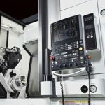 De horizontale draaimachine LB3000 EX III met geïntegreerde automatiseringsoplossing Armroid. Deze robotarm verzorgt onder andere het automatisch laden en lossen van werkstukken en kan eenvoudig worden ingesteld en bediend.