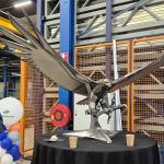 Een imposante metalen adelaar, met wijd uitgespreide vleugels, illustreert hoeveel kennis, vakmanschap en technische mogelijkheden er achter de deuren van aalbers|wico schuilgaan.