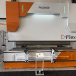 Het nieuwe C-Flex actieve meetsysteem maakt het mogelijk om seriematig te kanten zonder tussentijdse hoekcorrecties, waarbij de invloed van de walsrichting van het materiaal wordt ondervangen.
