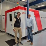 Kewin Schad van I-H&S Duitsland en Harld Bruinier van I-H&S Nederland bij de JFY lasersnijmachine in de showroom in Spankeren.