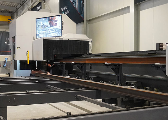 De TKA-profiellasersnijmachine van Acme is ontwikkeld voor de bewerking van lange en zware buizen en profielen. Tijdens het open huis gaf Lumixz diverse demo’s.