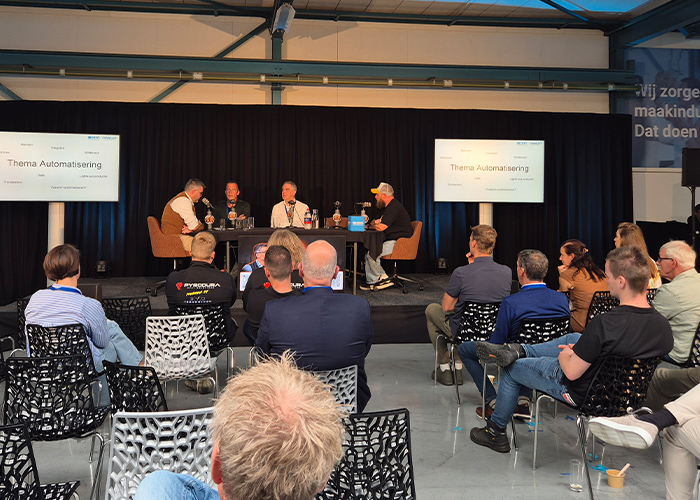 Tijdens de opening van Connext Live werden live podcasts opgenomen. Hier zijn de Maakbazen Bart Stallen en Dirk Mescher in gesprek met Remco Koolmees van Koolmees Metal Group en Bart Kroesbergen van JOOP over het thema automatisering.