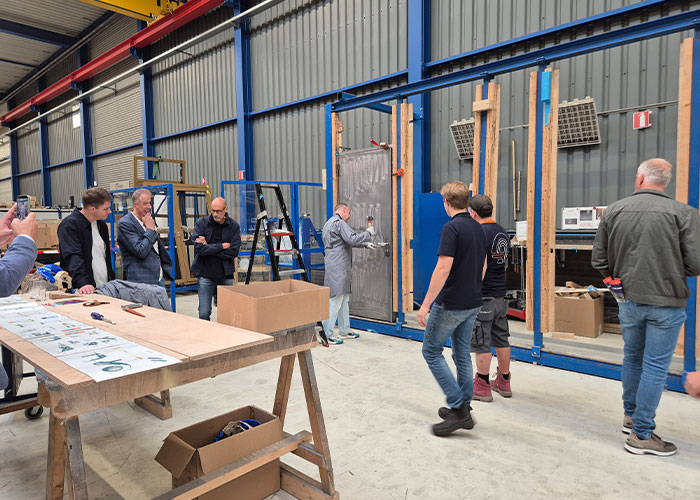 De divisie Defence & Security van aalbers|wico geniet een internationale reputatie in het hoogste segment van de markt. De bezoekers mochten zelf te ervaren wat het betekent om tegen een veiligheidsdeur aan te lopen. Met een zware hamer mocht een poging worden gedaan om de deur te forceren. Het resultaat stond eigenlijk al vast: de deur gaf geen krimp.