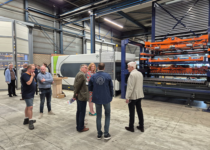 Slimmer en efficiënter produceren is een belangrijk aandachtspunt binnen aalbers|wico. De BLM-Adige lasersnij-installatie wordt automatisch gevoed met plaatmateriaal vanuit een platenmagazijn met beladingssysteem van aalbers|farina.
