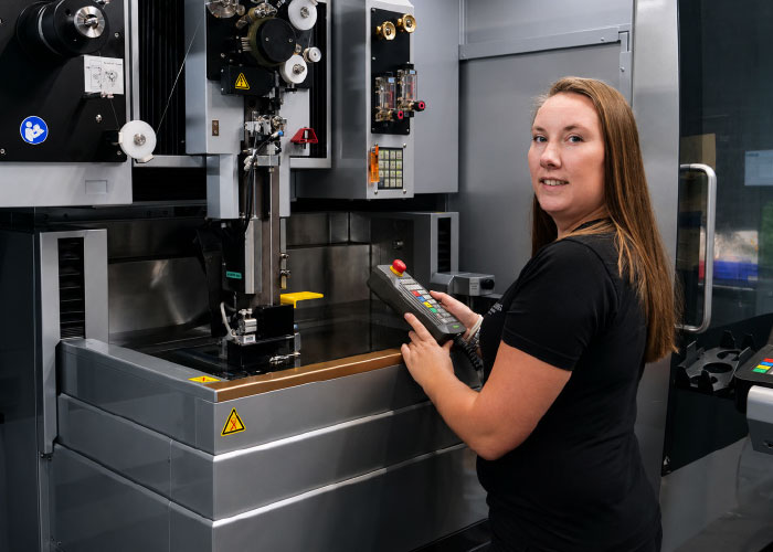 Als vrouw tussen de mannen voelt Michelle zich prima op haar plek aan de draadvonkmachine.