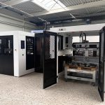 De Qubes zijn modulaire handlingoplossingen voor het automatisch beladen, ontladen, stapelen en verplaatsen van metalen plaatdelen rondom een finishinglijn.