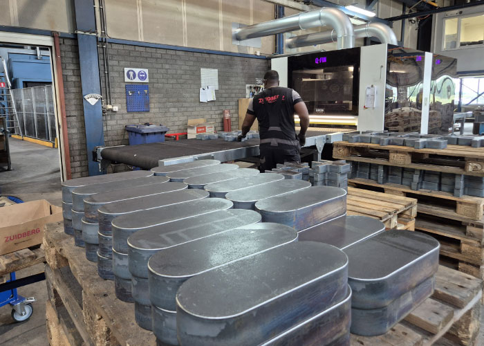 Op de SER1200 worden vrijwel uitsluitend stalen onderdelen bewerkt, in uiteenlopende vormen en diktes van 1 tot 140 mm. Dankzij de nieuwe machine behoort handmatig slijpen met een slijptol grotendeels tot het verleden.