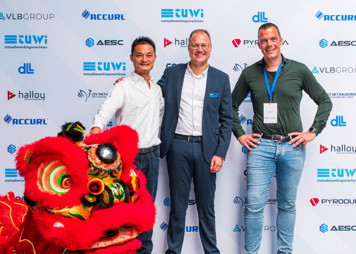 V.l.n.r. Cameron Lee, CEO Accurl, Maik Wensink, commercieel directeur Tuwi, en Remco Koolmees, eigenaar Koolmees Metal Group waartoe LSV Metaalbewerking behoort, samen met een Chinese draak bij opening van Connext Live. Hier demonstreren Tuwi en partners in een live productieomgeving hoe slimmer produceren er in de praktijk uitziet.