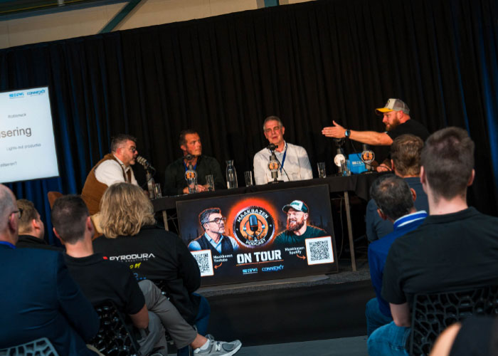 De Maakbazen Bart Stallen en Dirk Mescher voor hun podcast in gesprek met Remco Koolmees van Koolmees Metal Group en Bart Kroesbergen van JOOP over automatisering.