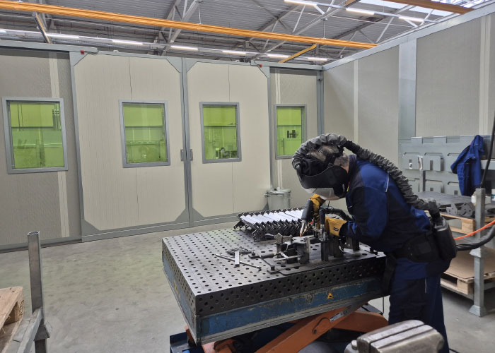 In elke handlaserlascabine zijn alle voorzieningen binnen handbereik. Aan de voorzijde zorgen vier extra grote ramen voor een open werkplek en goed zicht voor de lasser.