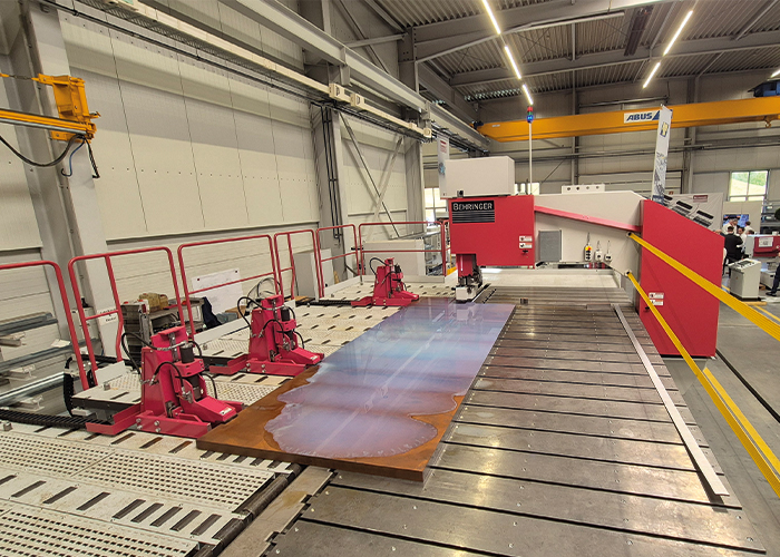 Slimme besturing en adaptieve aanvoerregeling zaagdrukbewaking en haaksheidbewaking automatisch aan te passen aan materiaaldoorsnede en procesbelasting.