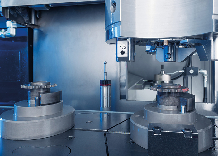 De werkstukken worden aangevoerd via een O-Automation-systeem. Het beladen en ontladen van de VL 100 GT gebeurt volgens het pick-upprincipe. Op de afbeelding is ook de meettaster zichtbaar.