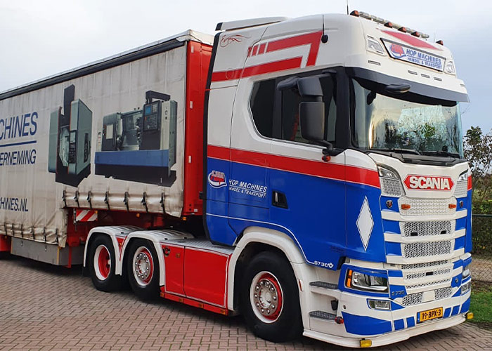 Omdat het volledige traject van transport, laden en lossen in eigen beheer wordt uitgevoerd, kan er uiterst flexibel en efficiënt gewerkt.