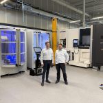 Jeroen Joordens (l) en Louis Sommen: “Bij een fabriek van de toekomst met meer dan honderd CNC-machines moet je ook de processen rondom de machines zoveel mogelijk automatisch en beheersbaar maken.”