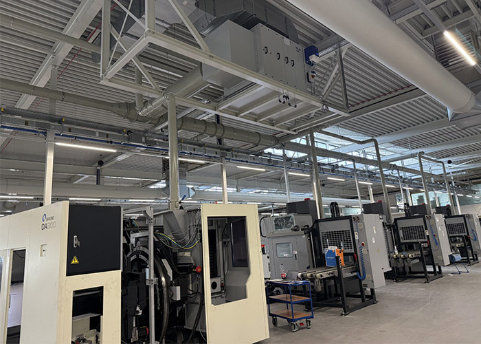 De centrale nevelafzuiging wordt bij Wilvo onderdeel van de technische infrastructuur van de nieuwe fabriek. Kanaalwerk, regeltechniek en afzuigcapaciteit worden afgestemd op een machinepark van uiteindelijk meer dan honderd CNC-machines.