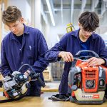In veel bedrijven blijven materialen over die nog prima bruikbaar zijn. Scholen hebben juist behoefte aan materialen waarmee leerlingen veel kunnen doen. MateriaalMaatjes brengt die twee werelden bij elkaar.
