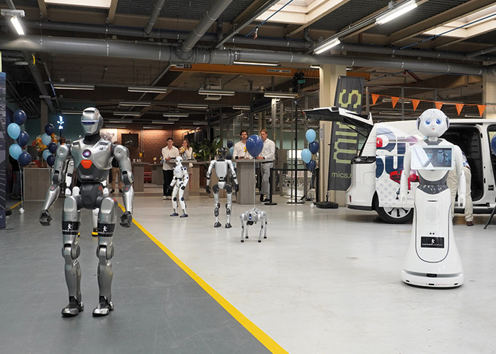 In het Humanoid Application Center in Schiedam onderzoeken bedrijven hoe humanoids kunnen leren werken in bestaande praktijkomgevingen. De nadruk ligt op toepassing, training en integratie.