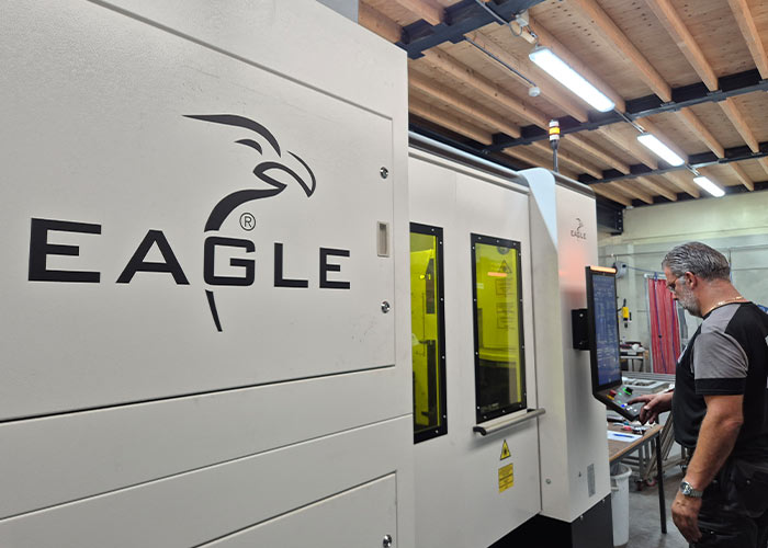Het laservermogen van 16 kW geeft heel veel mogelijkheden. HBR Metaal levert voor de voedingsindustrie veelal dun RVS, maar snijdt ook veel dikker materiaal. “De snelheid en de kwaliteit zijn top. Deze machine snijdt braamloos 20 tot 30 mm dik staal.”