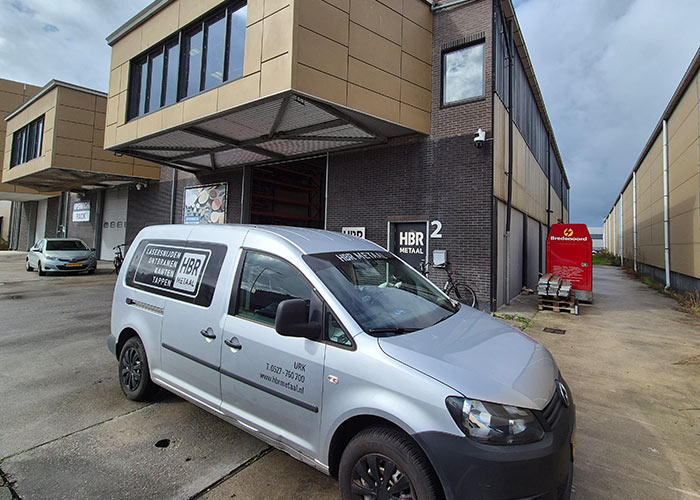 Dat bedrijven op Urp die de vrieshuizen, koelcellen, fileerlijnen, schubmachines en andere installaties bouwen, produceren en onderhouden, kunnen voor hun lasersnij- en kantwerk terecht bij HBR Metaal.