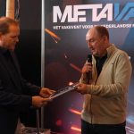 Harold Draaijer van 54U Media overhandigt het eerste exemplaar van het jubileummagazine 25 Jaar MetaalNieuws aan directeur Joost Verschure van Dormac CNC Solutions.