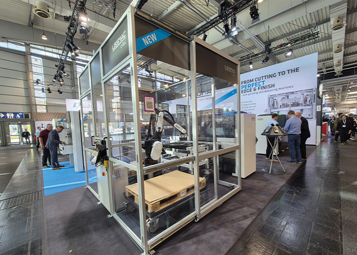 De LI-CELL automatiseert het laden en ontladen van ontbraammachines. Lissmac heeft deze oplossing speciaal ontwikkeld voor het MKB met een grote productvariatie en kleine productievolumes.