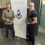 Bart Hiemstra (links) en Rhett Eekels mogen zich officieel Meestersmid noemen. Beiden besteedden meer dan 200 werkuren aan de werkstukken waarmee ze deze titel verdienden.