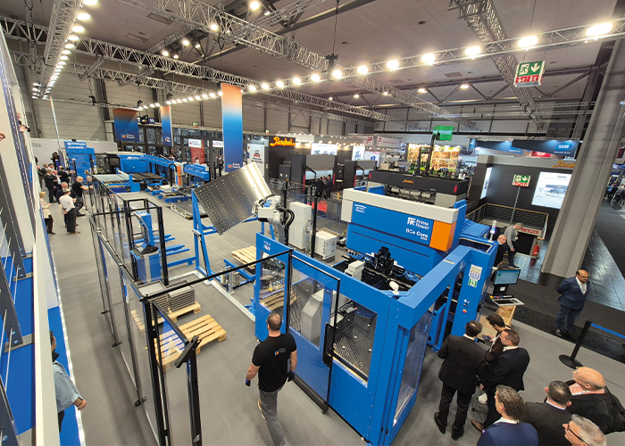 Prima Power presenteerde de BCe Core 2020 met robot als onderdeel van een geautomatiseerde productielijn. Andere hoogtepunten in deze lijn waren de autonome materiaaloverdracht via AMR’s en de nieuwe Handling and Sorting Robot (HSR), geïntegreerd met het Platino Linear-lasersnijsysteem. 