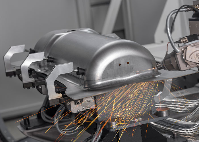 Een slag van 750 mm maakt het mogelijk om omvangrijke componenten en meerdere onderdelen tegelijk, complex gebogen buizen, frames en grote gestanste en dieptrekdelen eenvoudig te bewerken.