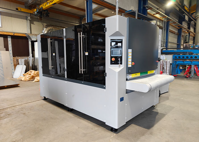De LSP-serie is het vlaggenschip van Lanuss. De eerste machine die door Mebema reeds is verkocht, betreft een Lanuss LSP-G1350. Deze machine telt vier bewerkingsstations: schuurband, discborstels, roterende borstels en een polijstroller.